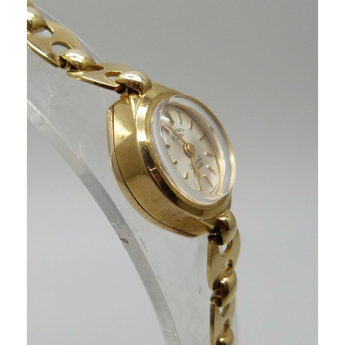 1023 - A lady's 9ct gold Rotary wristwatch on a 9ct gold Mariner link strap, 8.7g of gold