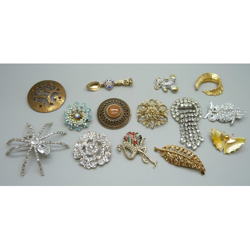 1034 - Fourteen costume brooches, including two marked made in Finland