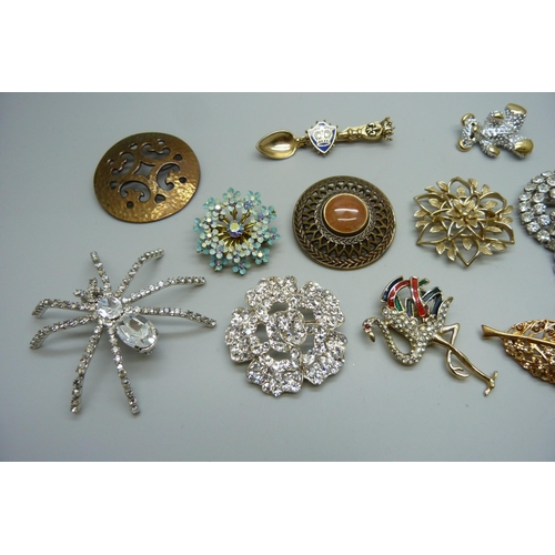 1034 - Fourteen costume brooches, including two marked made in Finland