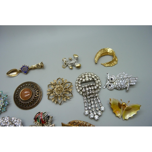 1034 - Fourteen costume brooches, including two marked made in Finland