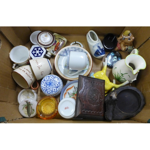 1039 - A small box of mixed china and treen **PLEASE NOTE THIS LOT IS NOT ELIGIBLE FOR IN-HOUSE POSTING AND... 