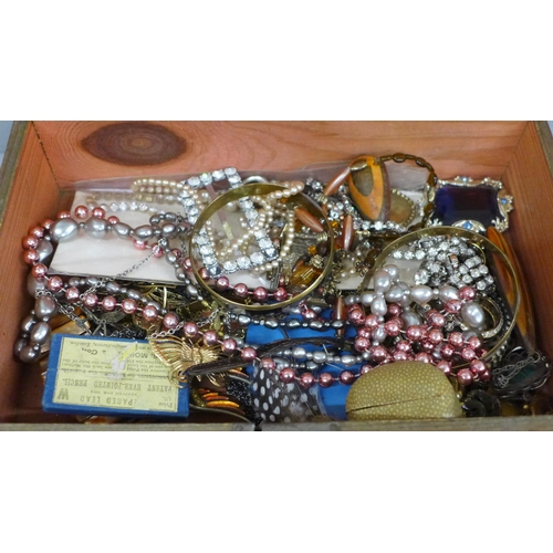 612 - A box of vintage jewellery