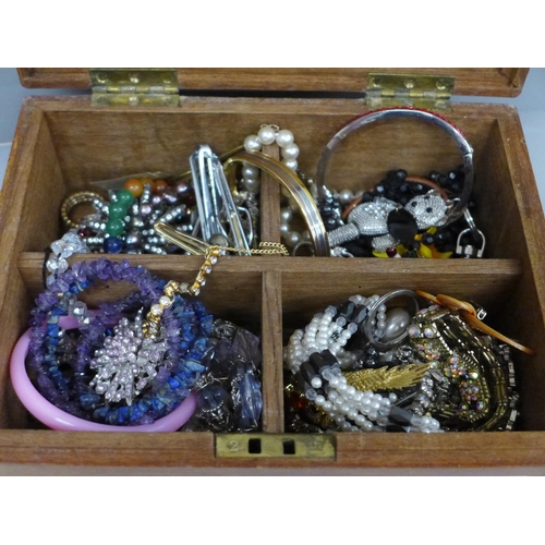 640 - A box of costume jewellery