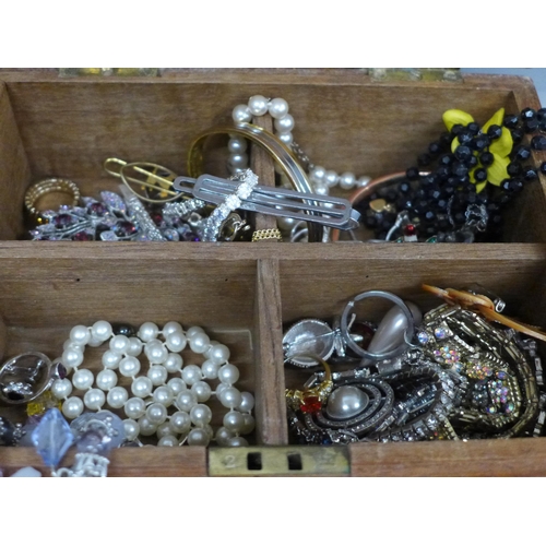 640 - A box of costume jewellery