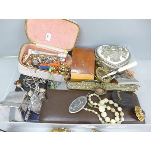 650 - Assorted items including jewellery