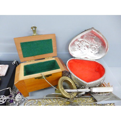 650 - Assorted items including jewellery