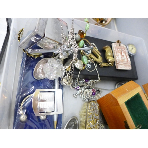 650 - Assorted items including jewellery