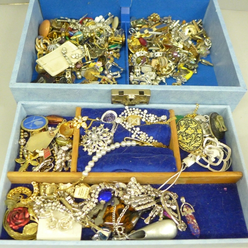 652 - A box of costume jewellery