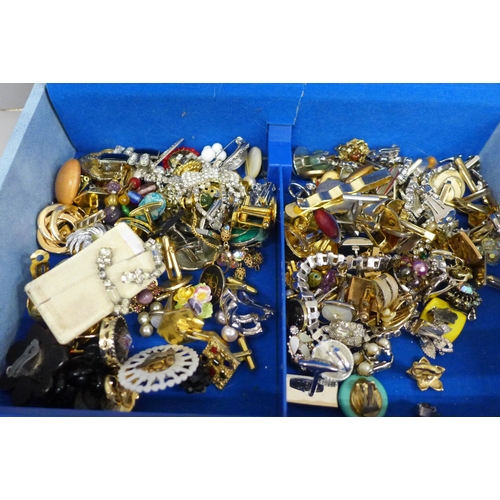 652 - A box of costume jewellery