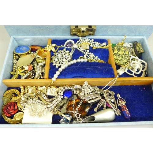 652 - A box of costume jewellery