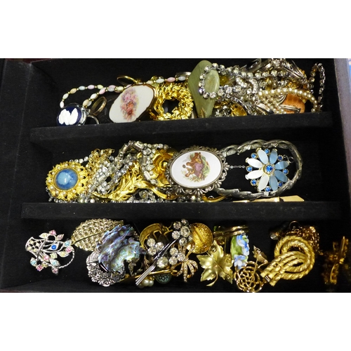 661 - A box of costume jewellery including brooches