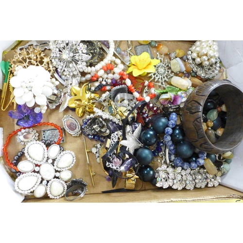 691 - A collection of vintage costume brooches and other jewellery