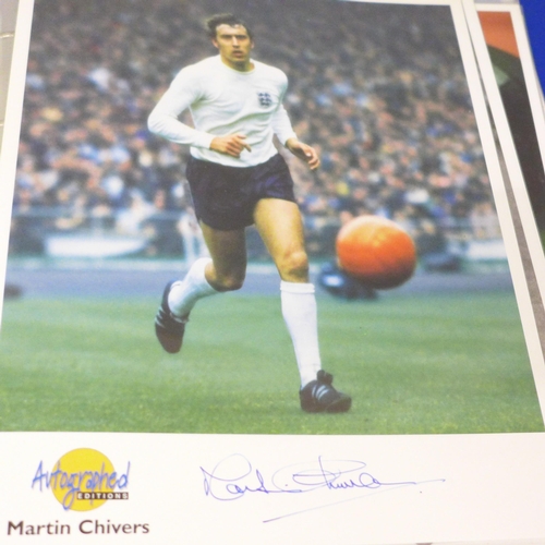 696 - Autograph Editions Signed Photograpoh Folder including Ian Botham, Jack Charlton, George Cohen, Roge... 