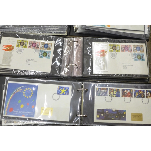 714 - Great Britain - box of eight single page albums and two double page albums containing more than 350 ... 