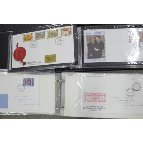 714 - Great Britain - box of eight single page albums and two double page albums containing more than 350 ... 