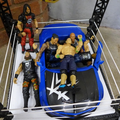 761 - A WWE wrestling ring with wrestling figures