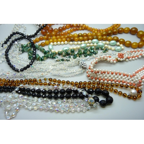 883 - A collection of vintage necklaces