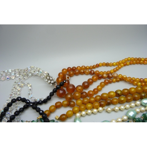 883 - A collection of vintage necklaces