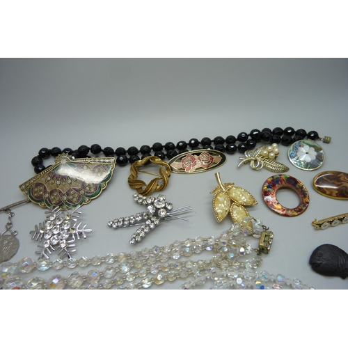 884 - Costume jewellery