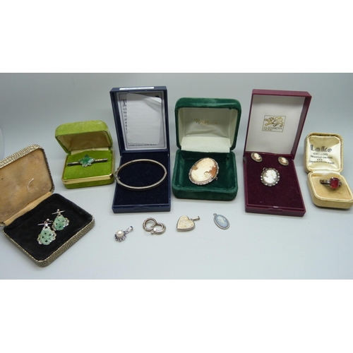 885 - A collection of silver jewellery