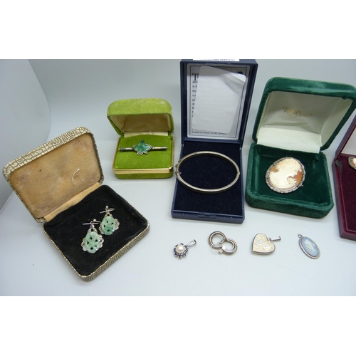 885 - A collection of silver jewellery