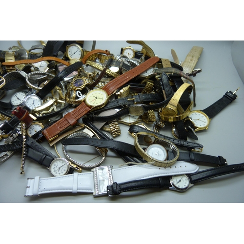 886 - A large quantity of mainly lady's and some gentleman's wristwatches