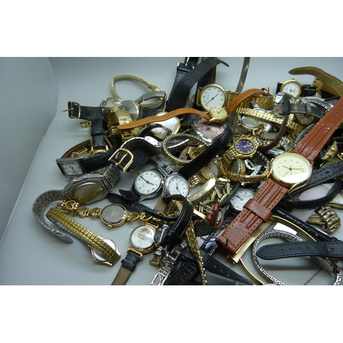 886 - A large quantity of mainly lady's and some gentleman's wristwatches