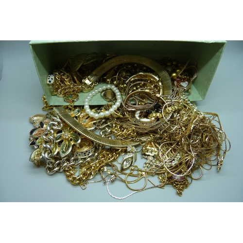 887 - A collection of gold-tone jewellery