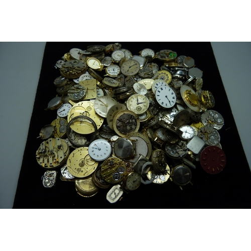 892 - A collection of wristwatch and pocket watch movements