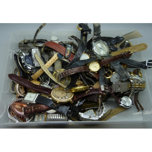 897 - A collection of lady's and gentleman's wristwatches