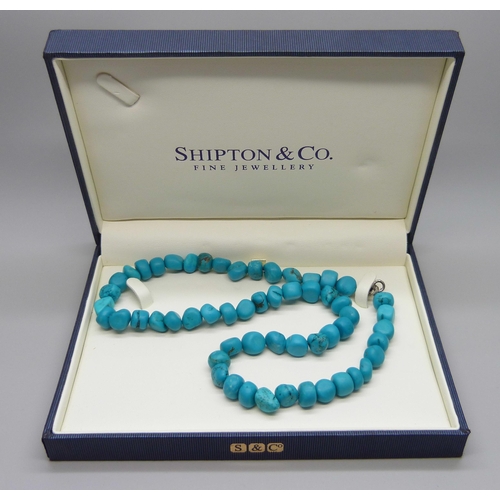 905 - A turquoise 'nugget' bead necklace on a silver fastener, 45cm