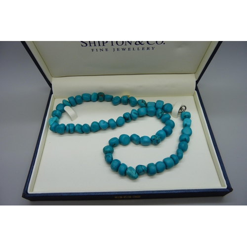 905 - A turquoise 'nugget' bead necklace on a silver fastener, 45cm