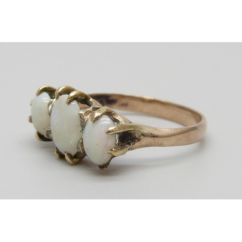 911 - A 9ct rose gold and opal ring, 2.5g, L, (a/f)