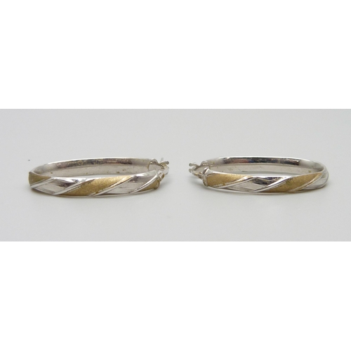 913 - A pair of two colour 9ct gold earrings, marked Italy, 1.9g