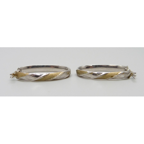 913 - A pair of two colour 9ct gold earrings, marked Italy, 1.9g