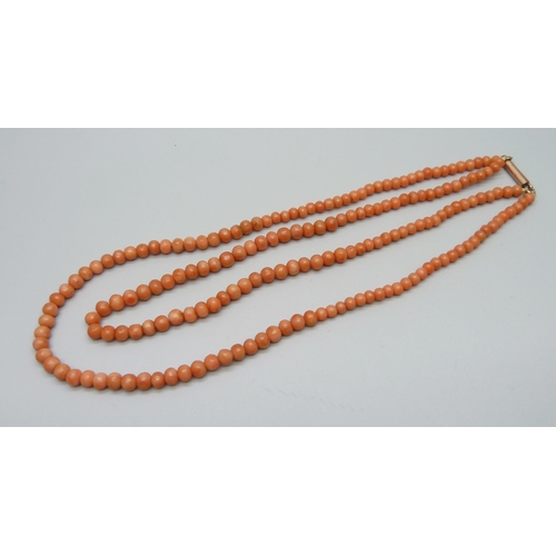 917 - A vintage double string coral necklace, 23.5g