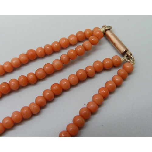 917 - A vintage double string coral necklace, 23.5g