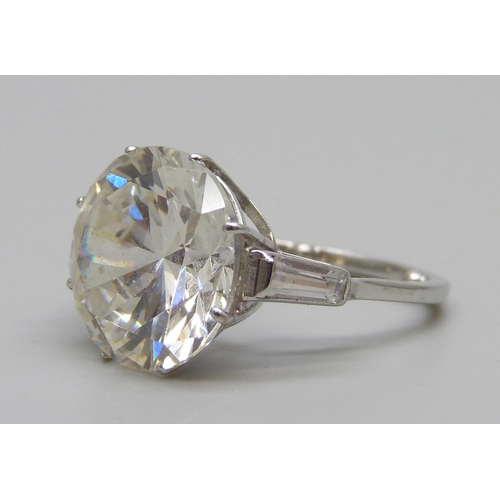 930 - An 18ct white gold ring set with a large white stone, 7g, K, 14mm diameter stone