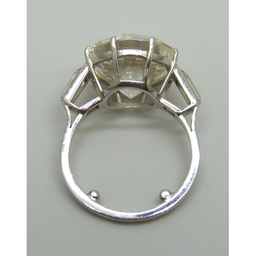 930 - An 18ct white gold ring set with a large white stone, 7g, K, 14mm diameter stone