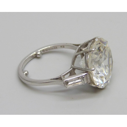 930 - An 18ct white gold ring set with a large white stone, 7g, K, 14mm diameter stone