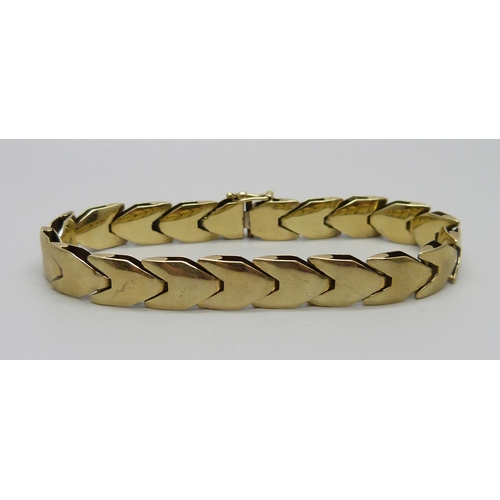 949 - A 9ct gold bracelet, 16.6g, 18.5cm