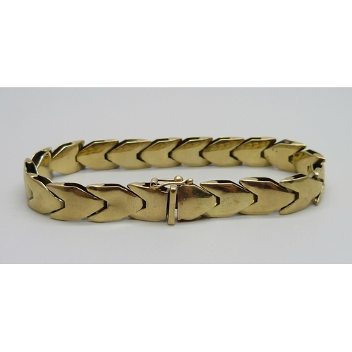 949 - A 9ct gold bracelet, 16.6g, 18.5cm