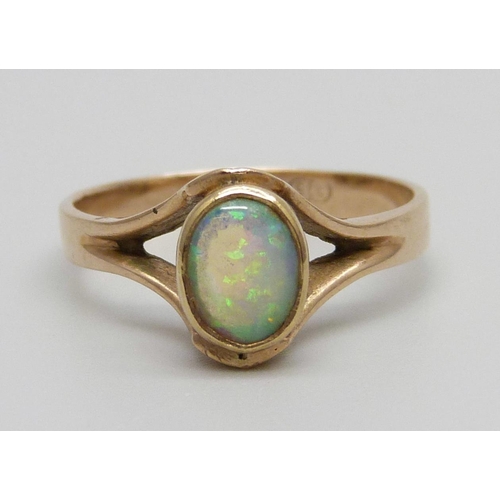 951 - A 9ct gold ring set with an opal, 2.2g, O