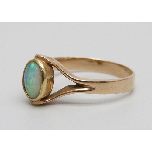 951 - A 9ct gold ring set with an opal, 2.2g, O