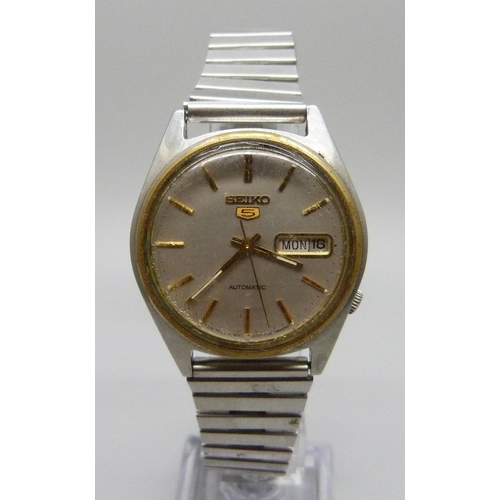 971 - A gentleman's Seiko '5' automatic day-date wristwatch, back inscribed