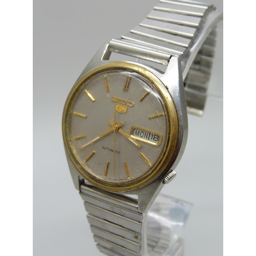 971 - A gentleman's Seiko '5' automatic day-date wristwatch, back inscribed