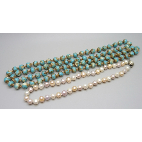 983 - A string of blue stone beads and a pearl necklace