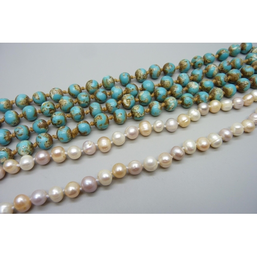 983 - A string of blue stone beads and a pearl necklace