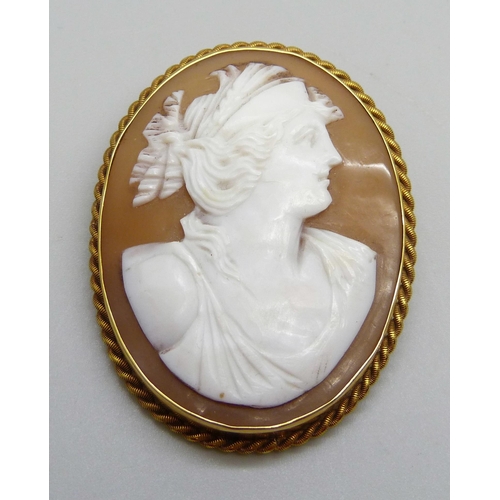 987 - A 9ct gold framed cameo brooch, 9.2g