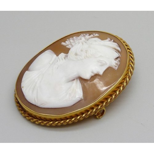 987 - A 9ct gold framed cameo brooch, 9.2g